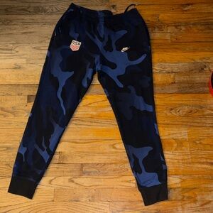 Nike men Navy Camo Joggers